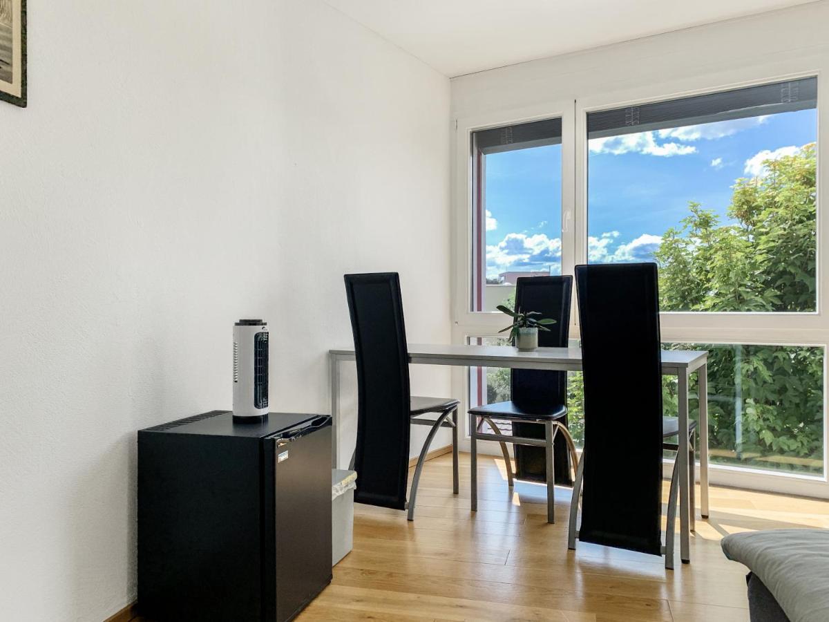 Haus Zur Lilie Hotel Hinwil ภายนอก รูปภาพ